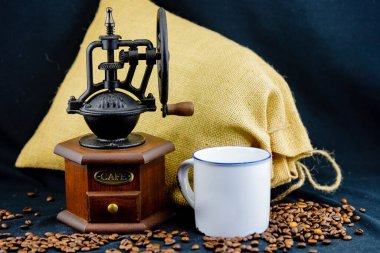 Taze kavrulmuş kahverengi kahve çekirdeği.