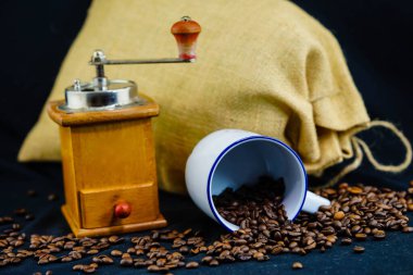 Taze kavrulmuş kahverengi kahve çekirdeği.