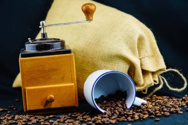 Taze kavrulmuş kahverengi kahve çekirdeği.