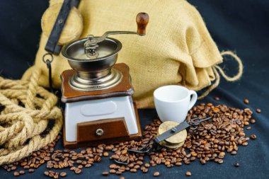 Taze kavrulmuş kahverengi kahve çekirdeği.