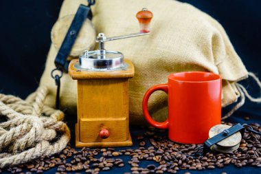 Taze kavrulmuş kahverengi kahve çekirdeği.