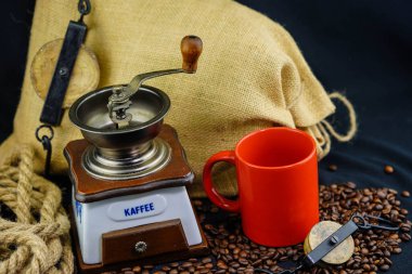 Taze kavrulmuş kahverengi kahve çekirdeği.