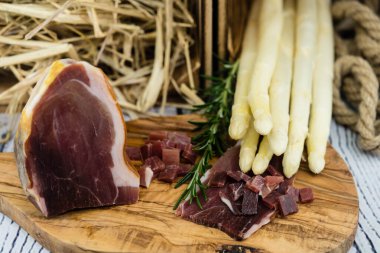 Jambonlu mevsimlik kuşkonmaz.