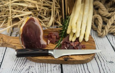 Jambonlu mevsimlik kuşkonmaz.