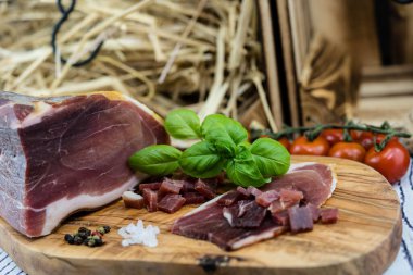 Jambonlu mevsimlik kuşkonmaz.