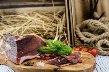 Jambonlu mevsimlik kuşkonmaz.