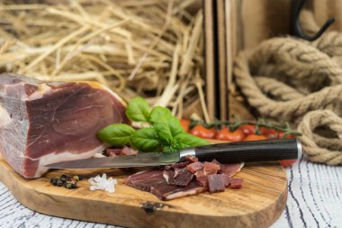 Jambonlu mevsimlik kuşkonmaz.