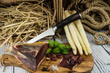 Jambonlu mevsimlik kuşkonmaz.