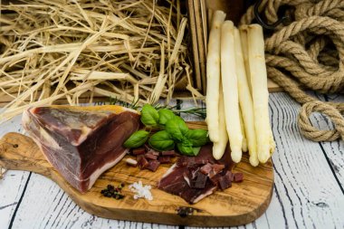 Jambonlu mevsimlik kuşkonmaz.