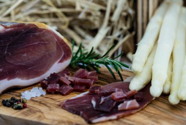 Jambonlu mevsimlik kuşkonmaz.