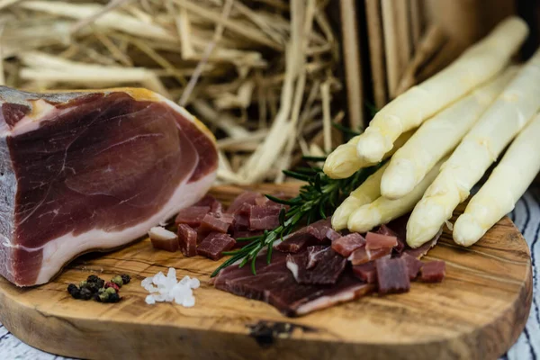 Jambonlu mevsimlik kuşkonmaz.