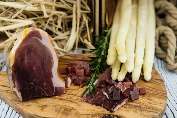 Jambonlu mevsimlik kuşkonmaz.