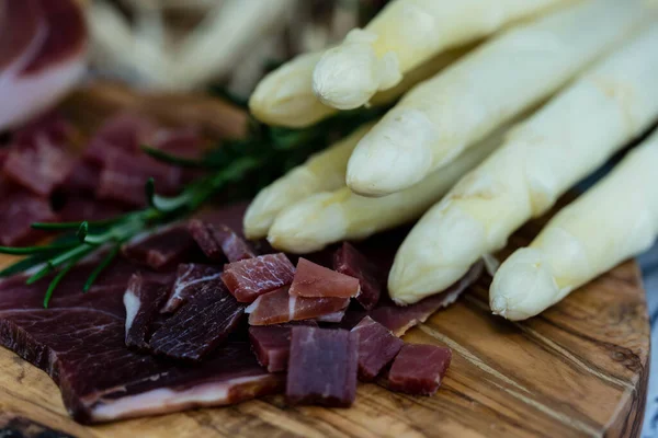 Jambonlu mevsimlik kuşkonmaz.