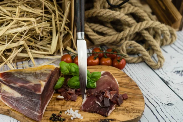 Jambonlu mevsimlik kuşkonmaz.