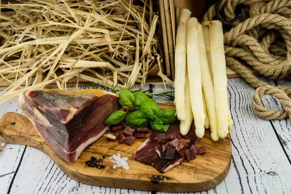 Jambonlu mevsimlik kuşkonmaz.