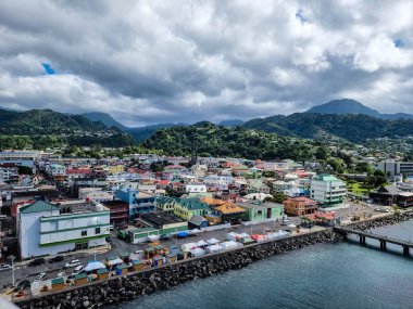 Gemi Terminali perspektifinden Dominica 'nın başkenti Roseau