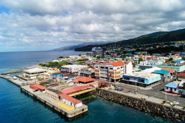 Gemi Terminali perspektifinden Dominica 'nın başkenti Roseau