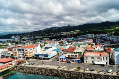 Gemi Terminali perspektifinden Dominica 'nın başkenti Roseau
