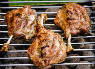 Izgara domuz kanadı. Genç bir domuzun kesilmiş domuz budu.