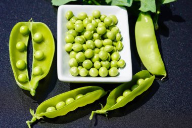 Bir yığın yeşil bezelye Pisum sativum.