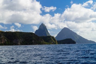 Gros Piton ve Petit Piton Saint Lucia 'nın ünlü dağları