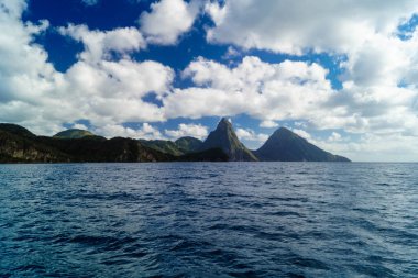 Gros Piton ve Petit Piton Saint Lucia 'nın ünlü dağları