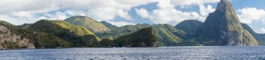 Gros Piton ve Petit Piton Saint Lucia 'nın ünlü dağları
