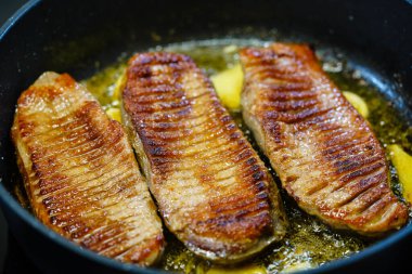 Asya eriştesi, meyve ve sebzeli kızarmış ördek göğsü.