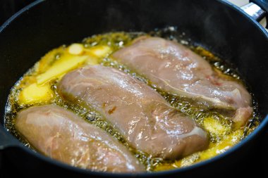 Asya eriştesi, meyve ve sebzeli kızarmış ördek göğsü.