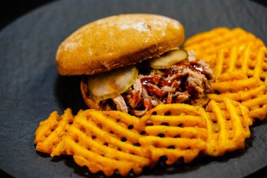 Baharatlı domuz eti ve patates kızartması.