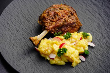 Izgara domuz kanadı. Genç bir domuzun kesilmiş domuz budu.