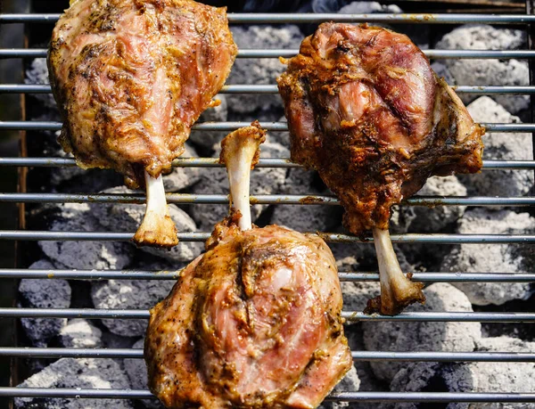 Grillade Grisvingar Skivade Öppna Fläskknogar Ung Gris — Stockfoto