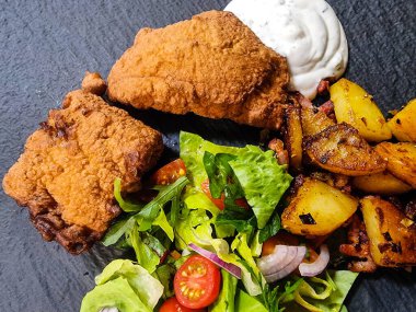 Balık ve patates kızartması ünlü İngiliz yemekleri.