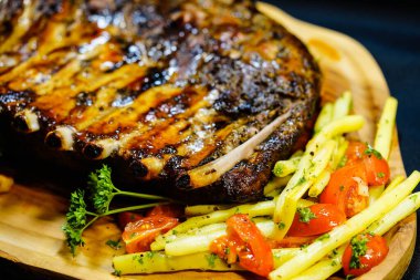 Pirzola St. Louis. Fasulye ve patates.