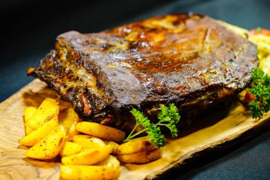 Pirzola St. Louis. Fasulye ve patates.