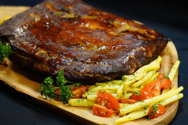 Pirzola St. Louis. Fasulye ve patates.