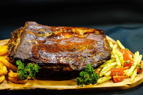 Spareribs Louis Cortado Com Feijão Uma Batata — Fotografia de Stock