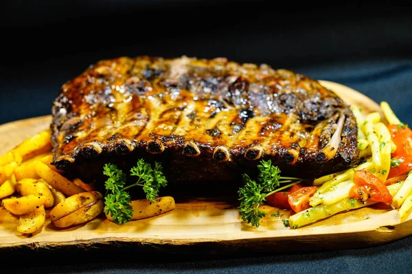 Spareribs Louis Cortado Com Feijão Uma Batata — Fotografia de Stock