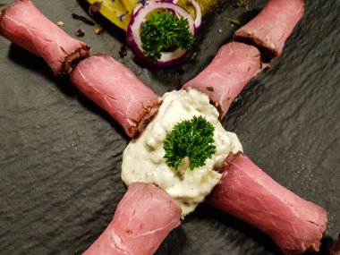 Kızarmış patates ve Remoulade soslu biftek.