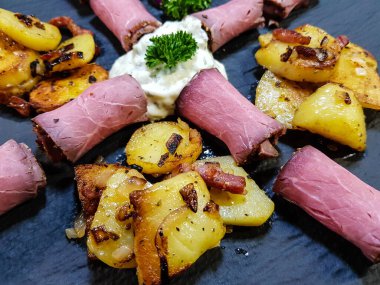 Kızarmış patates ve Remoulade soslu biftek.