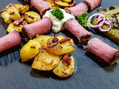 Kızarmış patates ve Remoulade soslu biftek.