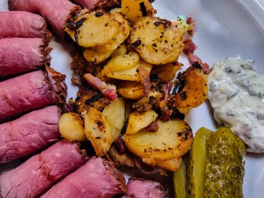 Kızarmış patates ve Remoulade soslu biftek.