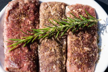 Biberiye, sarımsaklı biftek.