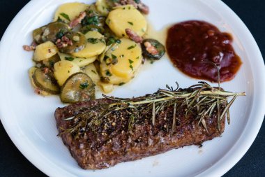 Biberiye, sarımsaklı biftek.