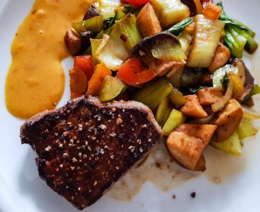 Biftek fileto. Bitki ve baharatlı biftek.