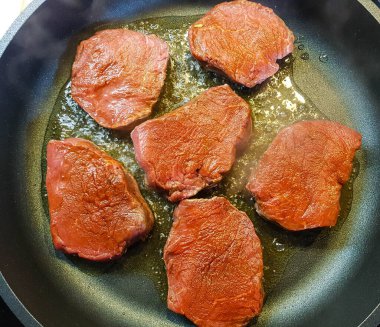 Biftek fileto. Bitki ve baharatlı biftek.