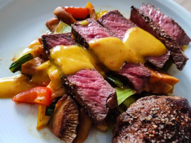 Biftek fileto. Bitki ve baharatlı biftek.