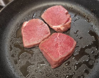 Biftek fileto. Bitki ve baharatlı biftek.