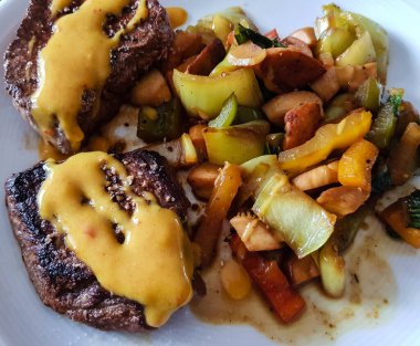 Biftek fileto. Bitki ve baharatlı biftek.