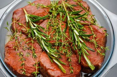 Biftek fileto. Bitki ve baharatlı biftek.